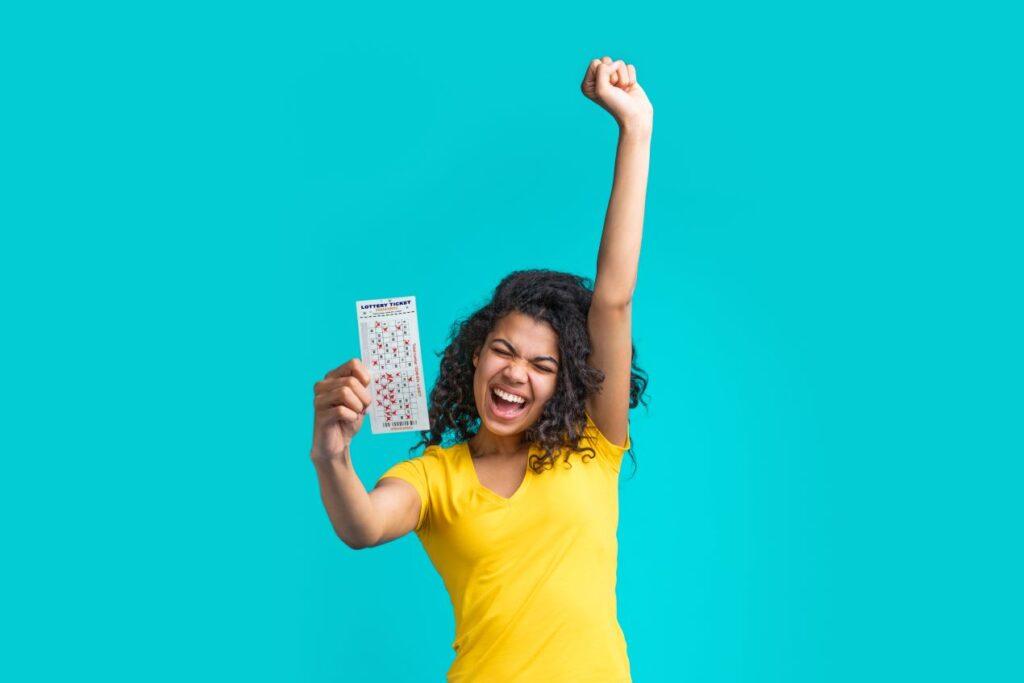 Freudige Gewinnerin mit Lottoschein – 3 Richtige Lotto Gewinnfreude