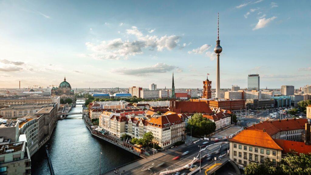 Panorama von Berlin mit Fernsehturm und Spree – Auto abmelden Berlin einfach online erledigen.